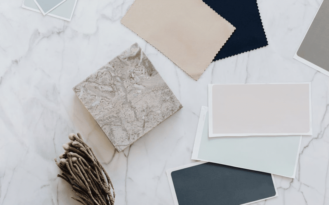 Texturas em alta para 2026: pedra, cimento queimado, painéis ripados e tecidos naturais